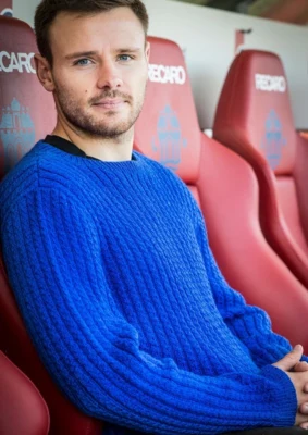 H1728 Maglia uomo con risvolti stretti