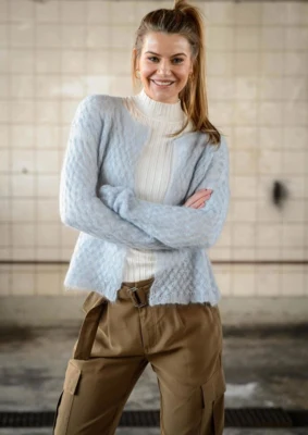 1776 Kort cardigan i fletmønster