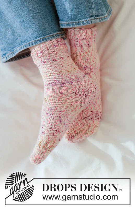 265-19 Galaxy Glider Socks by DROPS Design