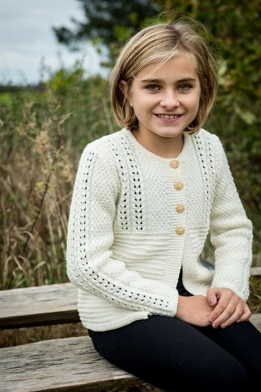 128-2 Maglione per bambina con motivo a buchi