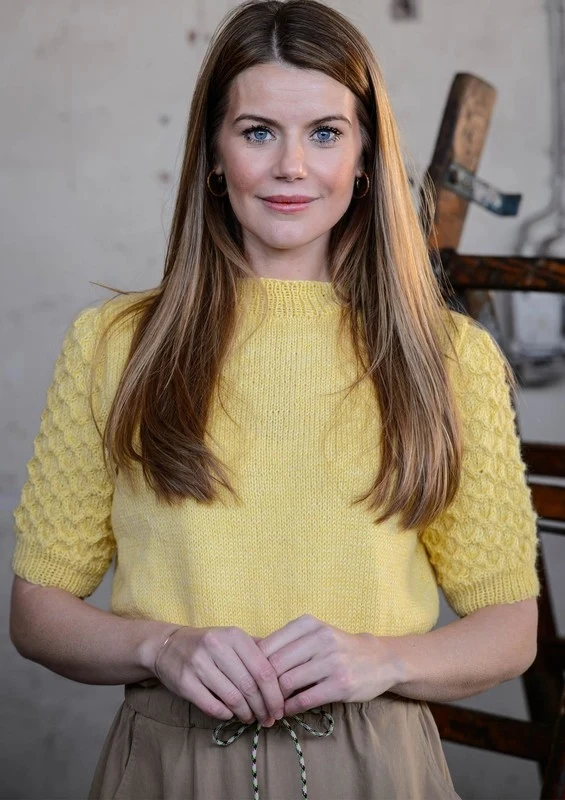 1786 Bluse med snoningsmønster på ærmerne