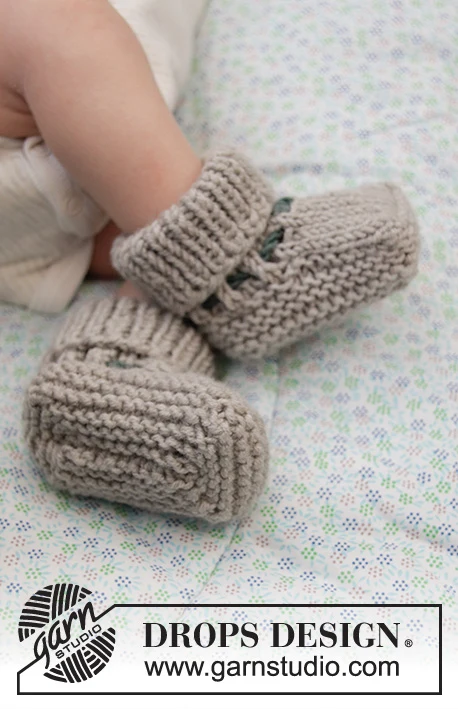 33-24 Tiny Kicks by DROPS Design