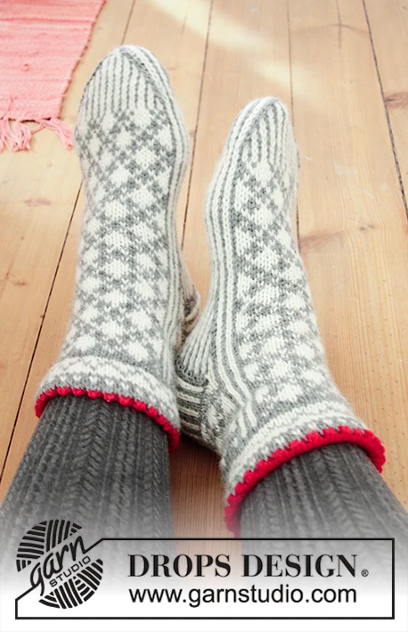 0-1433 Tip Toe Santa by DROPS Design