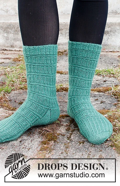 214-56 Walking The Green Lines by DROPS Design