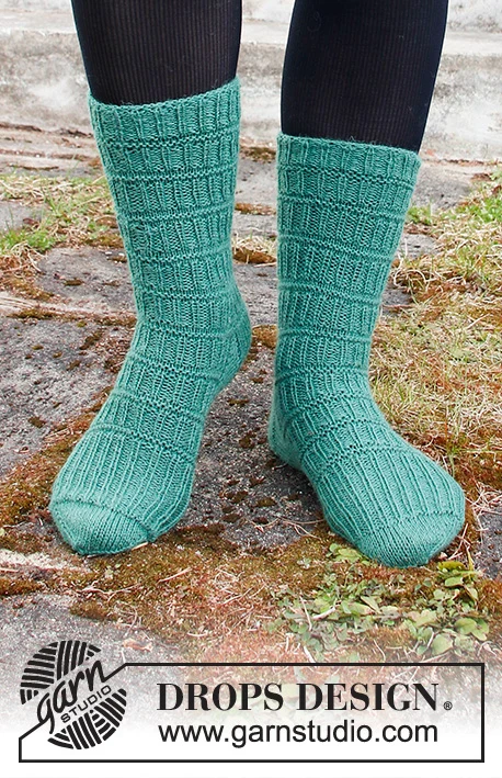 214-56 Walking The Green Lines by DROPS Design