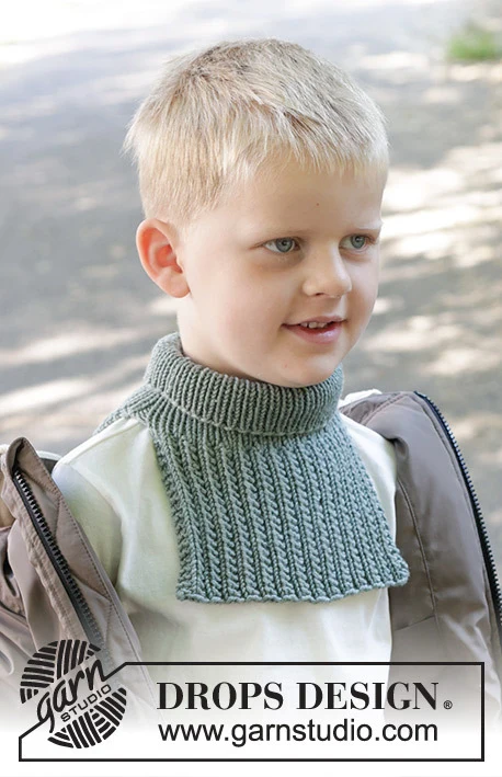 47-23 Trailhead Neck Warmer by DROPS Design