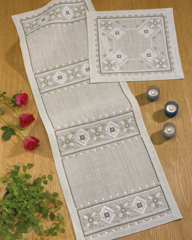 Kit Ricamo Beige / Bianco 37 x 37 CM