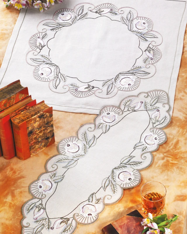 Kit Ricamo Rose in Bianco 66 x 66 cm