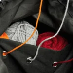 Borsa in filato con tracolla, nera