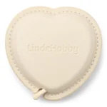 LindeHobby Metro a Nastro Retrattile, PU-Pelle, Cuore, 150 cm Bianco sporco